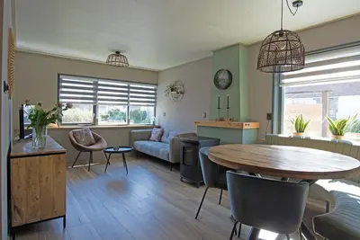 Image de Modern bungalow for 4 people in the center of Petten, just a few minutes' walk from the beach!