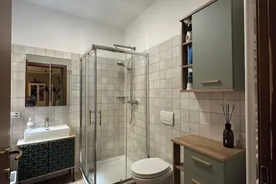 Image de Apartment on the historic Cavallotti Street, known as \"Artists' Street, \" just 3 minutes from the lake