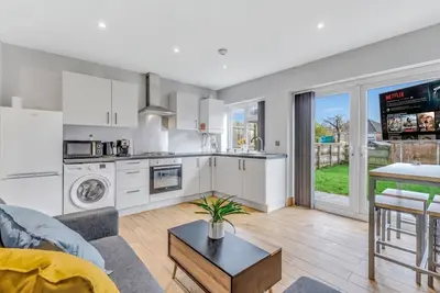 Image de 2-Bed Flat Sleeps 6 with Garden & Parking · Clarendon Park