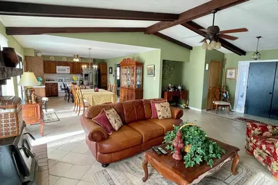 Image de Charming 3-bedroom, 2 bath house with A/C, Fast WiFi, pet friendly