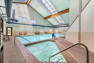 Image de 1 King +2 Queens Two-Floor Suite w/ Free Breakfast| Shuttle to/from Vail Airport