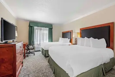 Image de Two Standard 2 Queen Rooms + Free Breakfast | 6-Mins to Eagle Pool & Ice Rink