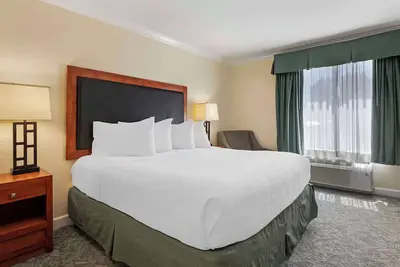 Image de Two Standard King Rooms + Free Breakfast & Shuttle| Eagle Pool & Ice Rink 2. 1 mi