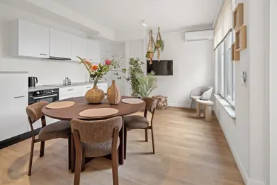Image de Séjournez dans cet appartement privé de 50 m² à Wouw pour 4 personnes. Il comprend 1 chambre, une cuisine équipée, un jardin privé, la climatisation et le Wi-Fi haut débit. Idéal pour les couples, les familles et les voyageurs d'affaires.