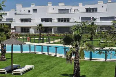 Image de Pool * 3 min to Beach * Free Parking * Fenced Yard