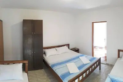 Image de Sestokrevetni apartman sa dvije spavace obe i parkingom u dvoristu kuce.