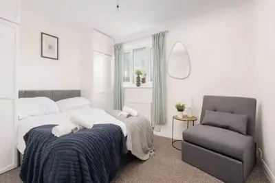Image de Posh 2-Bdr Home - Contractor & Long Stay - WiFi - Sleeps 7 - Parking - Garden