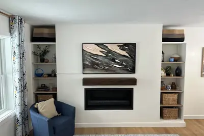 Image de Cozy, newly renovated home with a gorgeous fireplace and office space.