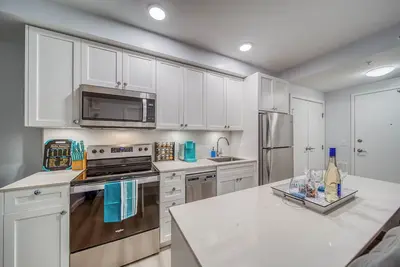 Image de Steps to Downtown Oasis 2br 3 beds Sleeps 6 Underground Free Parking