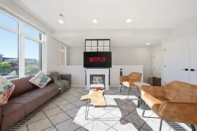 Image de Luxurious 3 bedroom 2. 5 bath townhome nestled in Livingston, Nw of Calagary