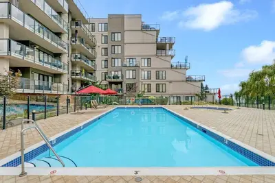 Image de Third floor 3 bedroom, 2 bathroom lakefront condo with boat slip and pool