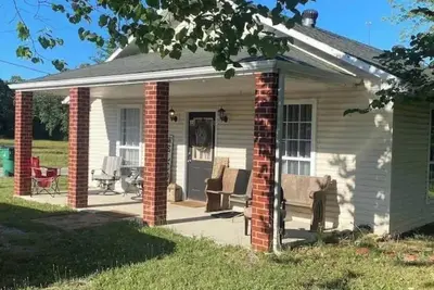 Image de 21 Sharp Street Retreat. Your Ozark Adventure Can Begin Now! !