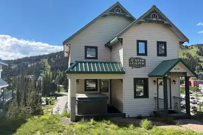 Image de Walk/Ski to everything, close to village, room for the whole family plus hot tub