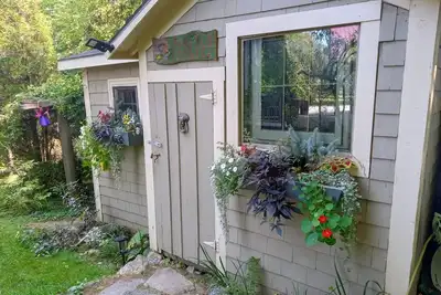 Image de Romantic Cozy Cottage on water - walking distance to Beach and Mountain