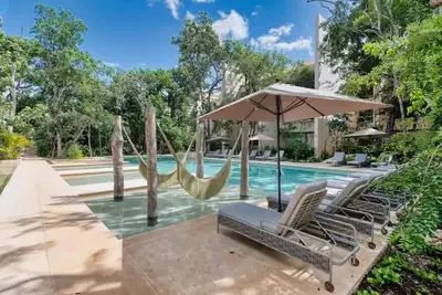 Image de Chic Jungle 2br - Balcony, Priv Pool, Steam & Gym