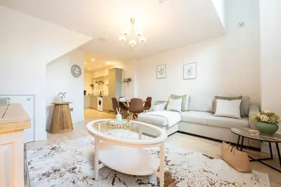 Image de 2-Bed Modern Duplex | Parking | 1 Min to Station