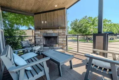 Image de Luxury Vacation Rental for 2 - This 1 bedroom cabin can comfortably accommodate two occupants. This cabin is equipped with 1 queen sized bed, a sofa, en suite bathroom and kitchenette. All cabins are fully furnished with everything you need to enjoy