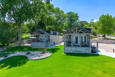 Image de 2 Tiny Homes · Main-Lake Cove · Huge 2-Tier Dock