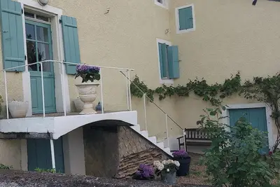 Image de Verneuil Farmhouse Retreat - Sleeps 8, Near Lake