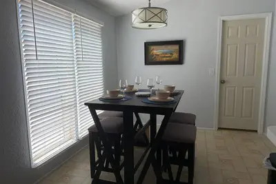 Image de Centrally located 3br 2b retreat in the 4 Corners. Ac, outdoor security cameras