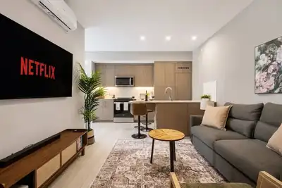 Image de Brand New King Bed Condo w Gym Stampede & 17 Ave