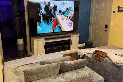 Image de Hot Tub & Home Theatre in the Hood