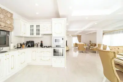 Image de Villa de luxe dans un quartier paisible avec piscine