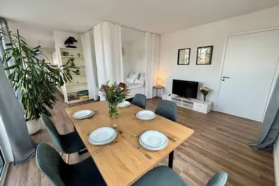 Image de Stylish, spacious apartment with a balcony, kitchen, and outdoor parking space