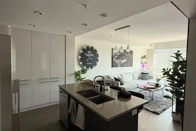 Image de Luxury Bridgeland 2br/2ba – King Suite, Saddledome/City Views & Parking