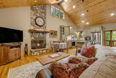 Image de Silent Night by Carolina Mornings | Secluded Cabin w/Private Hot Tub & Fire Pit