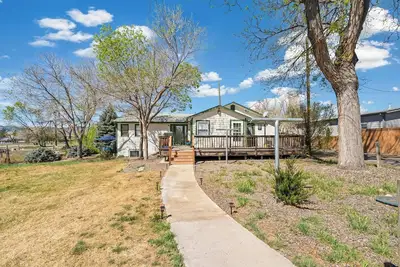 Image de Light-Filled Lower Level with Private Entry on 2 Acres, Close to Shops