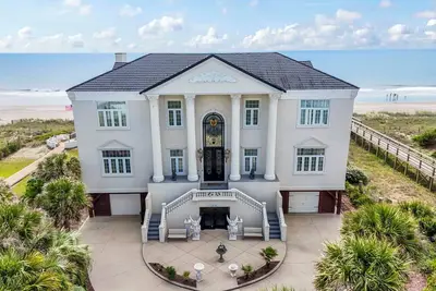 Image de Oceanfront Oasis. Private, Unique 5 bedrooms.