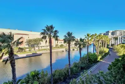Image de Canal-Front Luxury: Pools, Gym & Free Parking