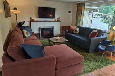 Image de New! 1957 Model Home! Pet and vinyl friendly!