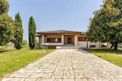 Image de A cozy luxury villa surrounded by greenery, featuring spacious, breathtaking terraces