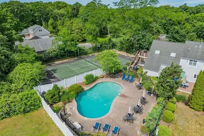 Image de Pool and tennis court close to Craigville Beach