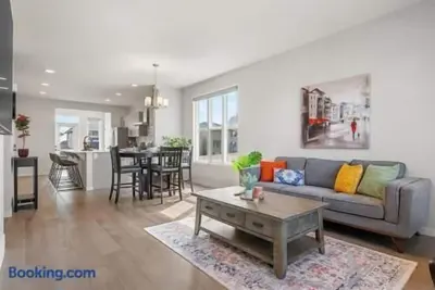 Image de The Emerald - 3br with King Beds |  Bbq | Ac | Full-Kitchen | Laundry