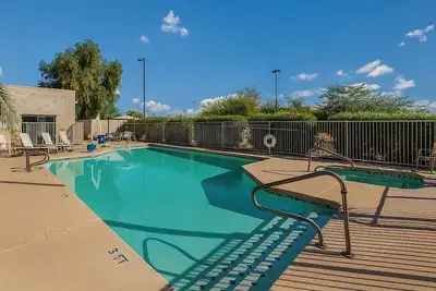 Image de Adventure Awaits in Goodyear | Pets Allowed | Free Breakfast & Outdoor Pool!