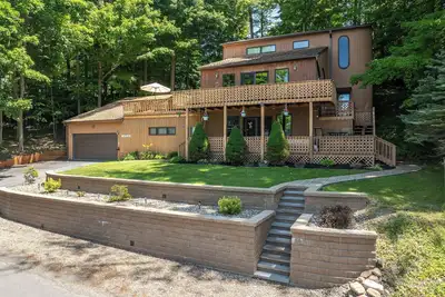 Image de Em's Lake House - Newly Renovated 5 Bedroom Lake House