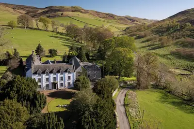 Image de Gorgeous Royal Historic Lodge in the lush Scottish Borders of Scotland.