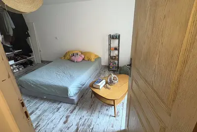 Image de Maison chaleureuse avec jardin à travo