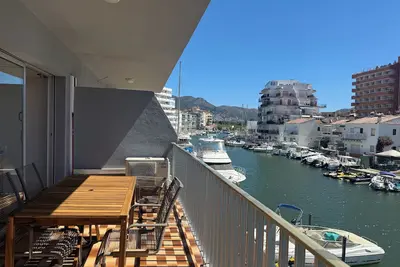 Image de Appartement entièrement rafraichi avec grande terrasse vue canal/mer et montagne