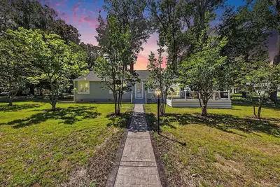 Image de Cozy Cottage with Bay Views, Steps to Water
