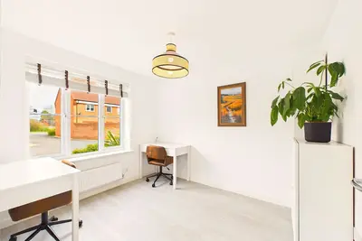 Image de 4 Bed Modern Spacious House | Parking x3 | Ev Charger