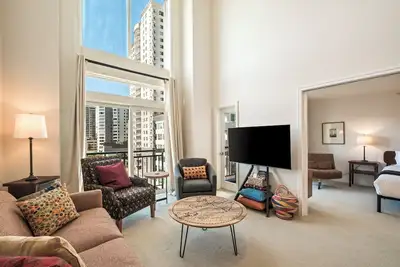 Image de Spacious 2br 2ba Penthouse w/ Parking & Pool!