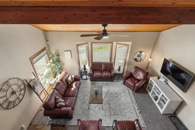 Image de ​5-Min Walk to Lake! Spacious 5br Condo w/ Fire Pits