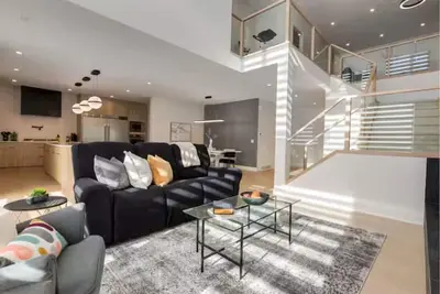 Image de Luxuria Vibe & Vogue 5 Bedroom near Lake, with Ac and gym!