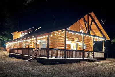 Image de Spacious Alpine Cabin, Sleeps 16, Game/Movie Room