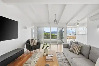 Image de Fresh Coastal Home with Views