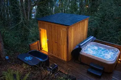 Image de 2br • Hot Tub + Sauna + Plunge • 7 Min Downtown